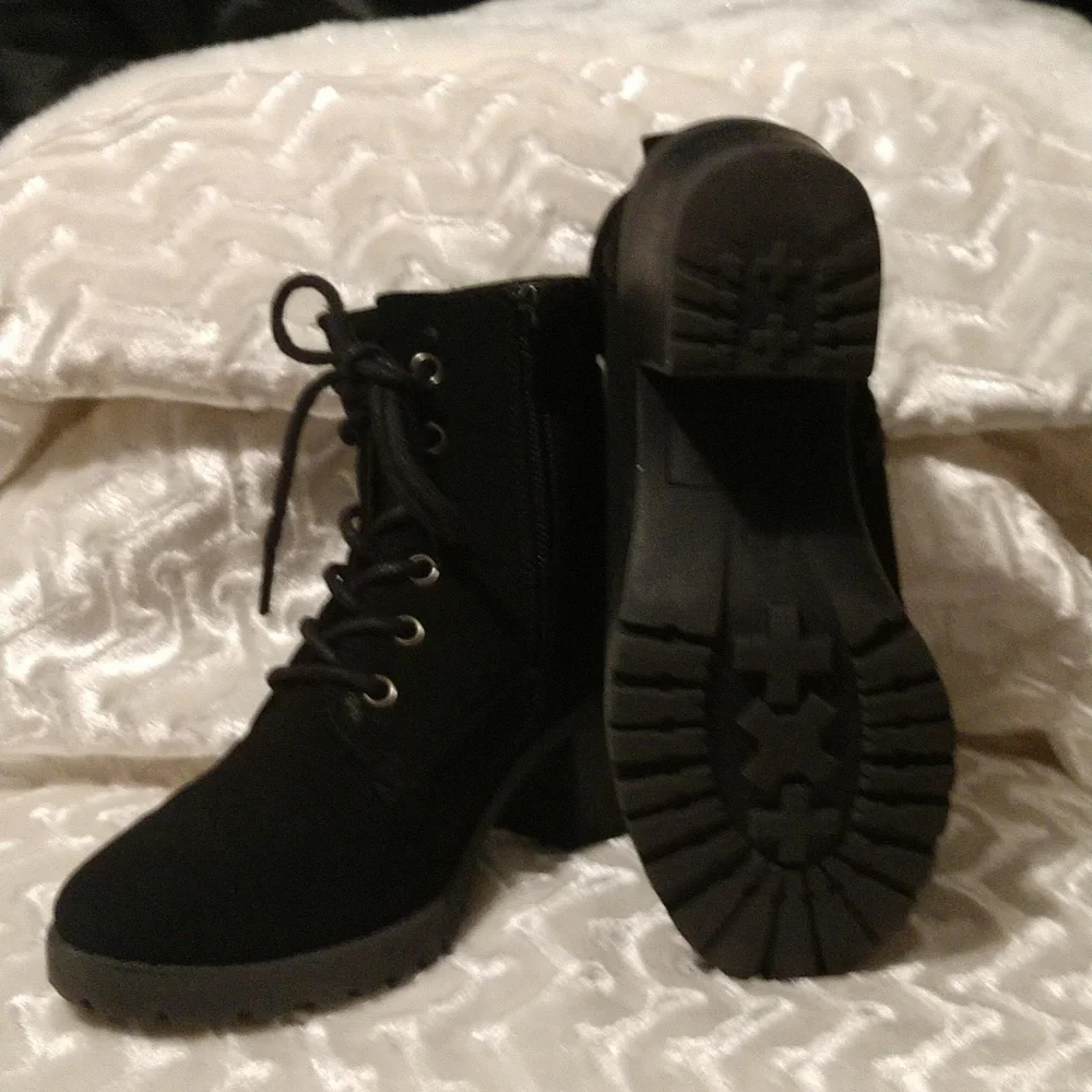 Shoe's - Picture 3 of 4